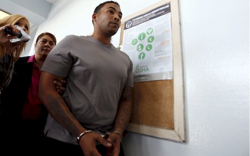 Don Omar como si nada tras incidente de violencia Momentos en que Don Omar era detenido