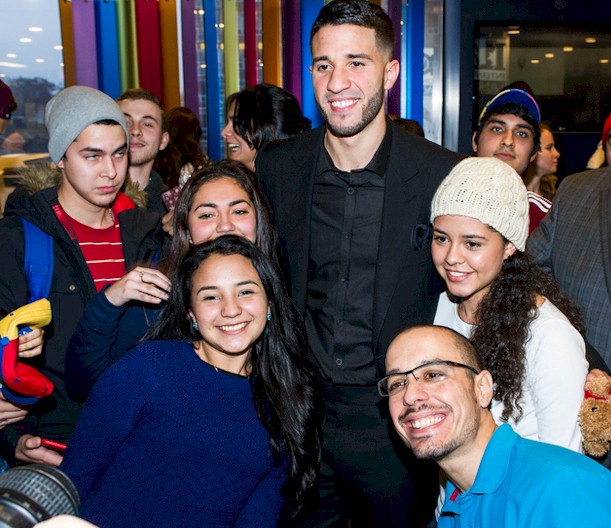 Greivis Vásquez junto a jóvenes estudiantes como parte de la semana contra el acoso estudiantil -bullying-