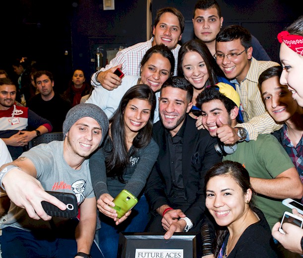 Greivis Vásquez junto a jóvenes estudiantes como parte de la semana contra el acoso estudiantil -bullying-