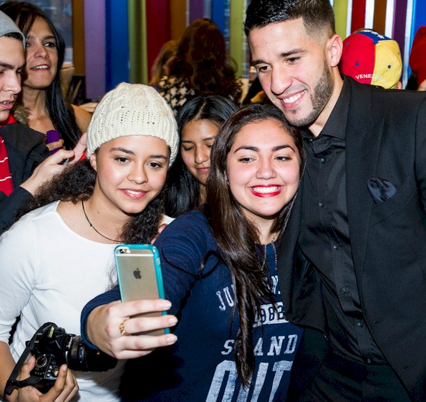 Greivis Vásquez junto a jóvenes estudiantes como parte de la semana contra el acoso estudiantil -bullying-
