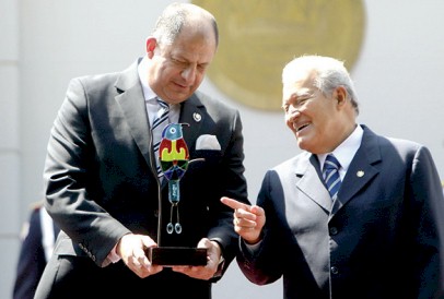 El presidente de El Salvador, Salvador Sánchez Cerén (d), habla hoy, miércoles 26 de noviembre de 2014, con su homólogo de Costa Rica, Luis Guillermo Solís (i)