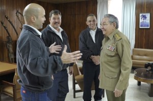 De izquierda a derecha: Gerardo Hernández, Ramón Labañino y Antonio Guerrero, con el presidente Raúl Castro. Foto: Estudios Revolución