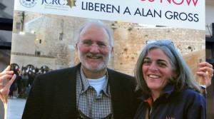 En el cartal, el estadounidense Alan Gross, liberado hoy de una prisión cubana. EFE