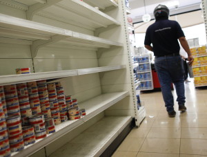La escasez es la protagonista del inicio del año en Venezuela Un cliente recorre un pasillo con estanterías desabastecidas en un supermercado, en Caracas (Venezuela). EFE