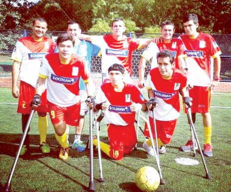 Guayos de jóvenescanadienses para un equipode fútbol muy especial Guayos de jóvenes canadienses para un equipo de fútbol muy especial
