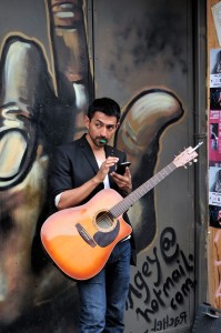 Juio Zuvirí, ahora es C. El artista transgénero presentará este 28 de febrro su EP I.M. Brown en Toronto. (Foto de carátula, Heather Lewis; diseñadora Mariel Kelly)