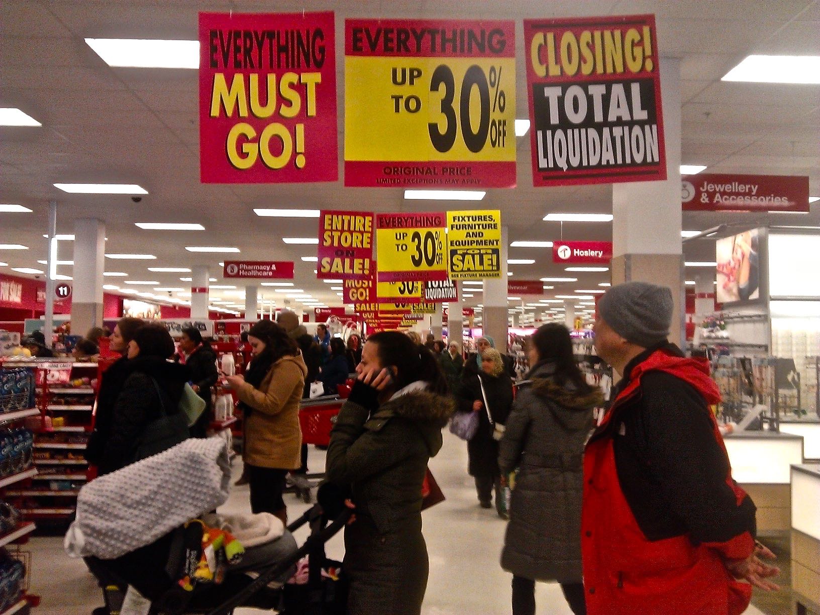 LIQUIDACIÓN EN TARGET: Rebajas tímidas, colas descaradas