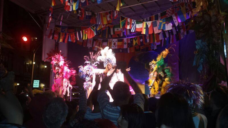 TORONTO SE VISTE CON LOS COLORES DEL ARCO IRIS