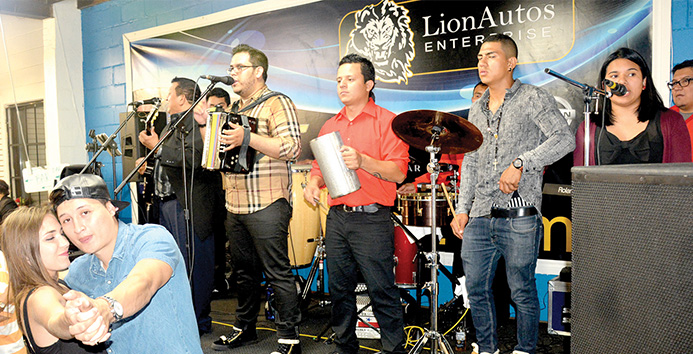 A ritmo tropical con Lucho de Sedas