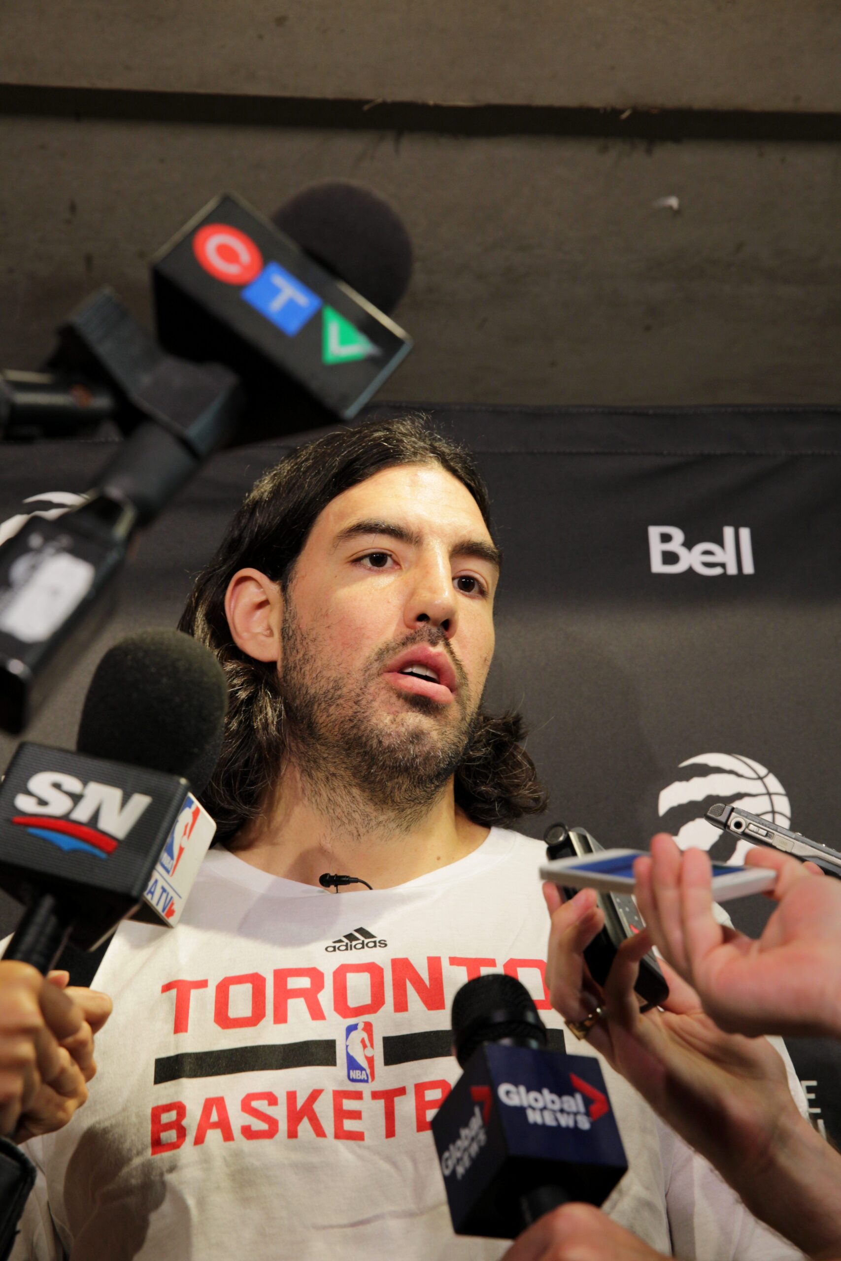 NUEVO JUGADOR DE LOS RAPTORS Scola vino, firmó y chao!