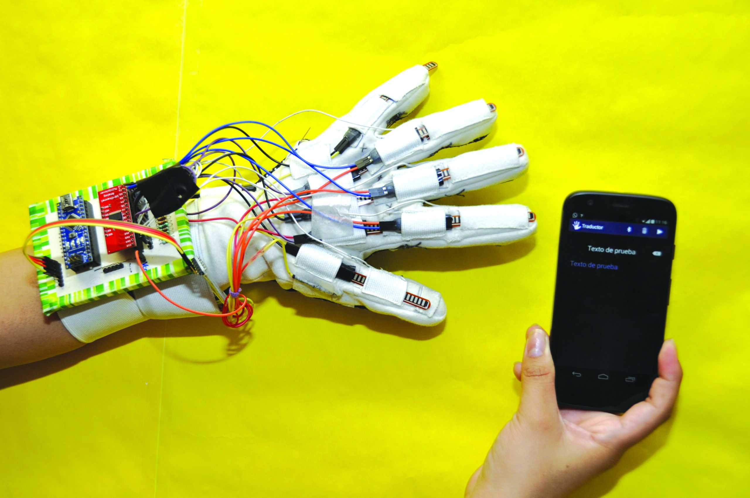 CREAN EN MÉXICO GUANTE QUE TRADUCE EL LENGUAJE DE LOS SORDOMUDOS