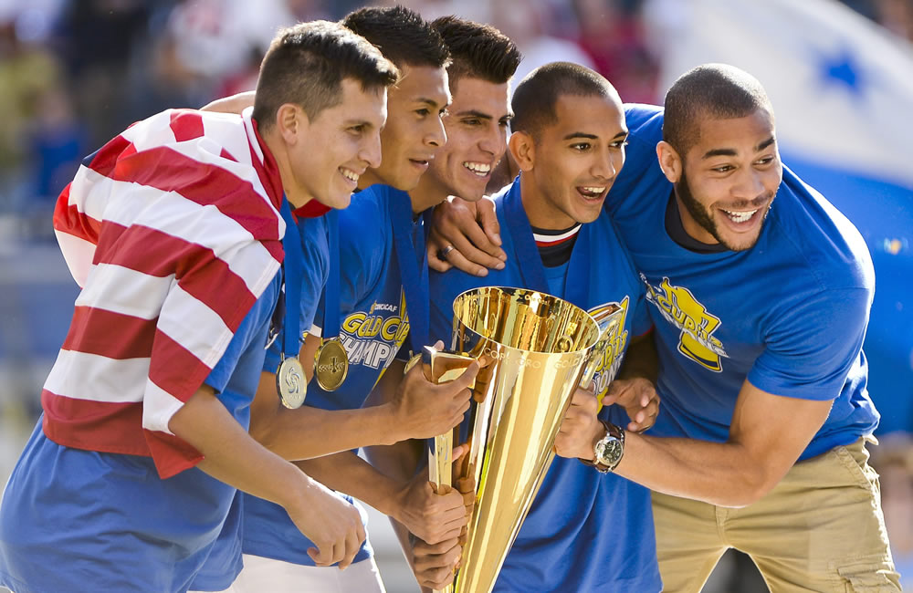 2-Jugadores de Estados Unidos con la Copa Oro