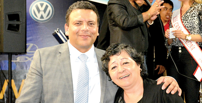 La feliz ganadora del Mazda