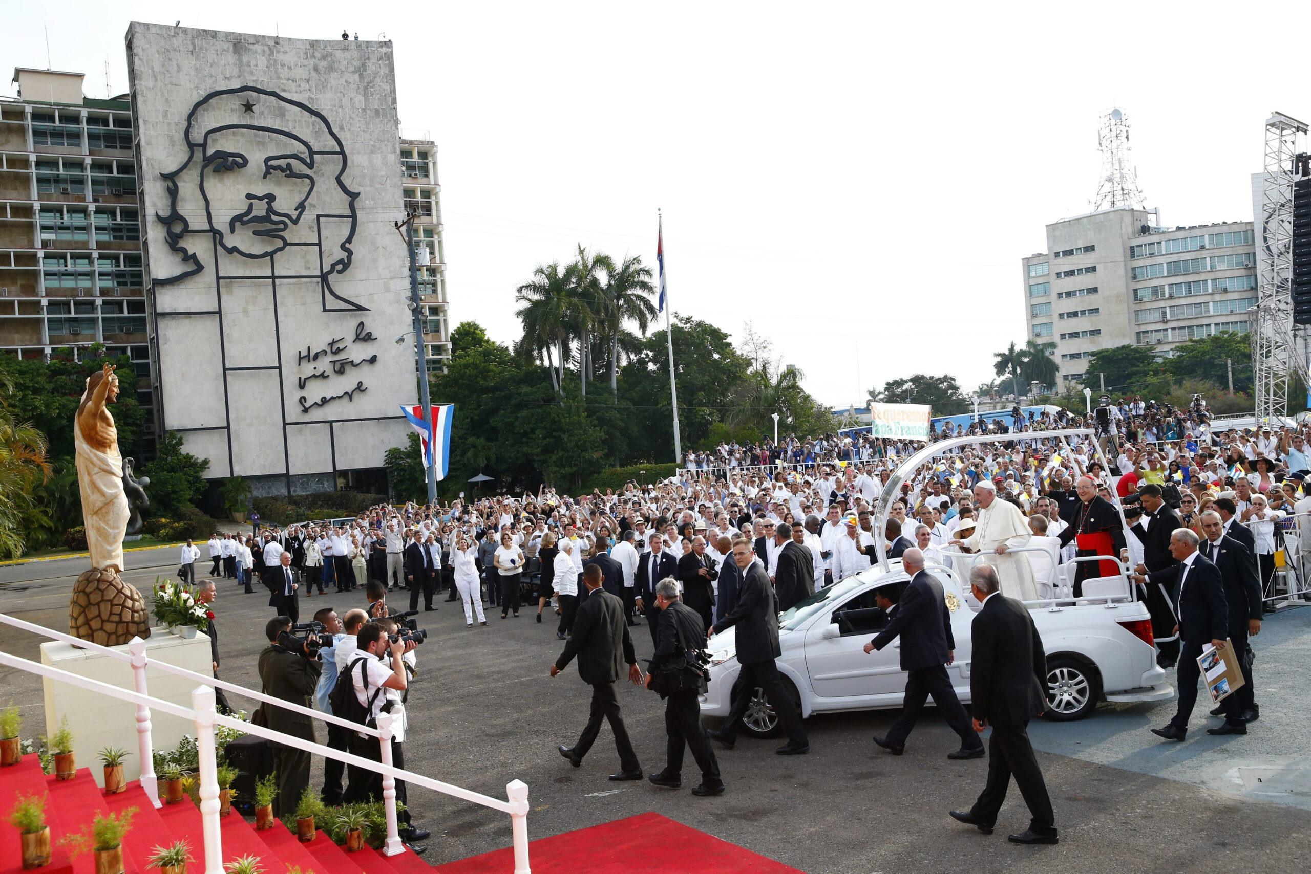 El papa Francisco visita a FidelCastro en su domicilio de La Habana