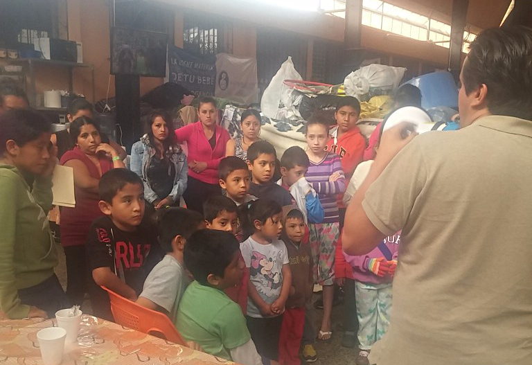 EN GUATEMALA: Asoguate entrega útilesa niños de El Cambray