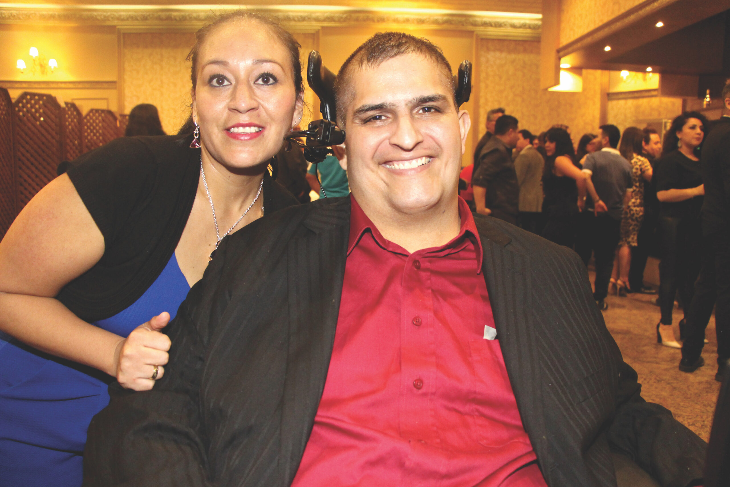 1-Héctor Cárdenas y su esposa contentos por la respuesta de la comunidad