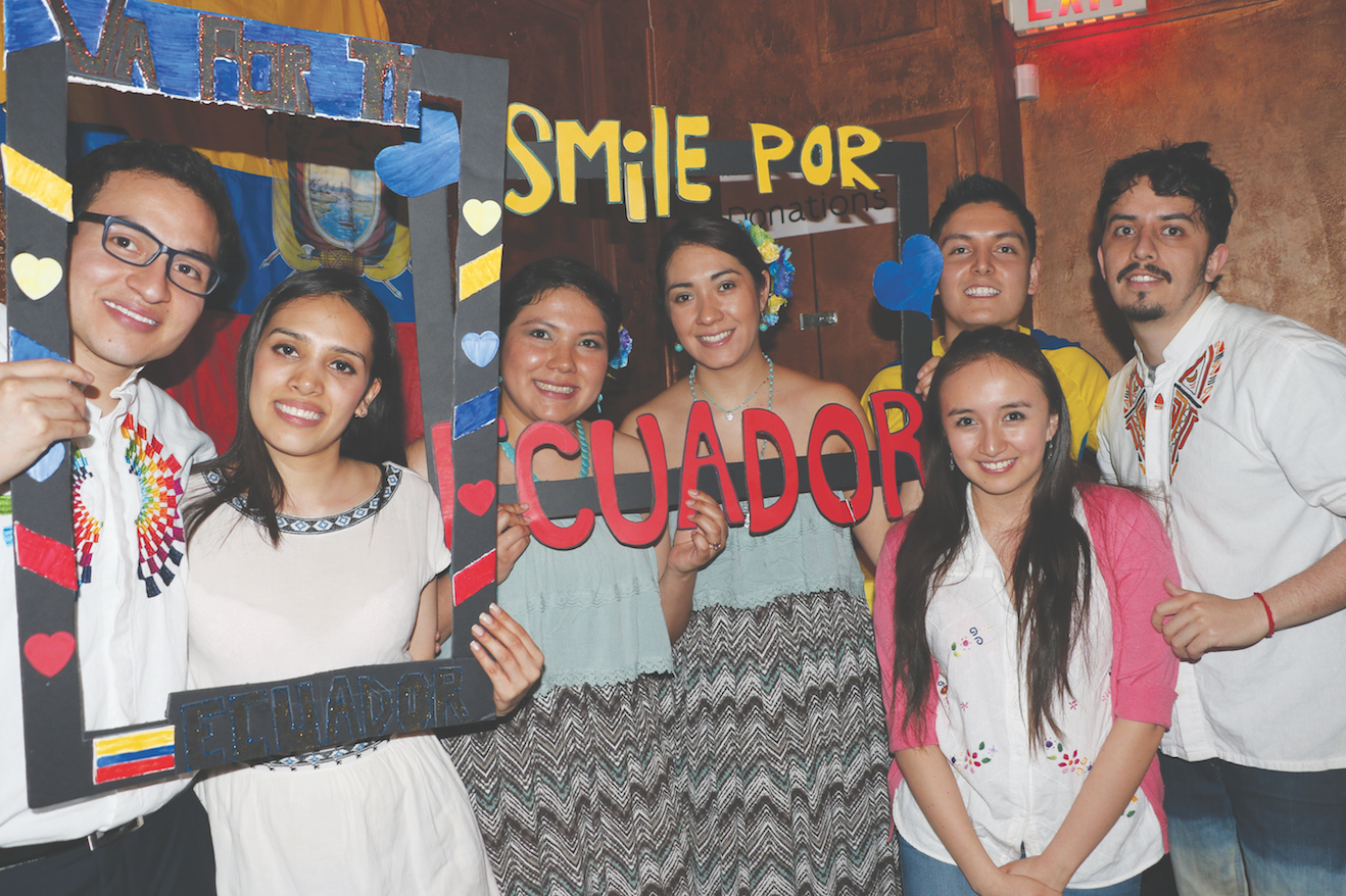 Estudiantes Ecuatorianos donan y bailan