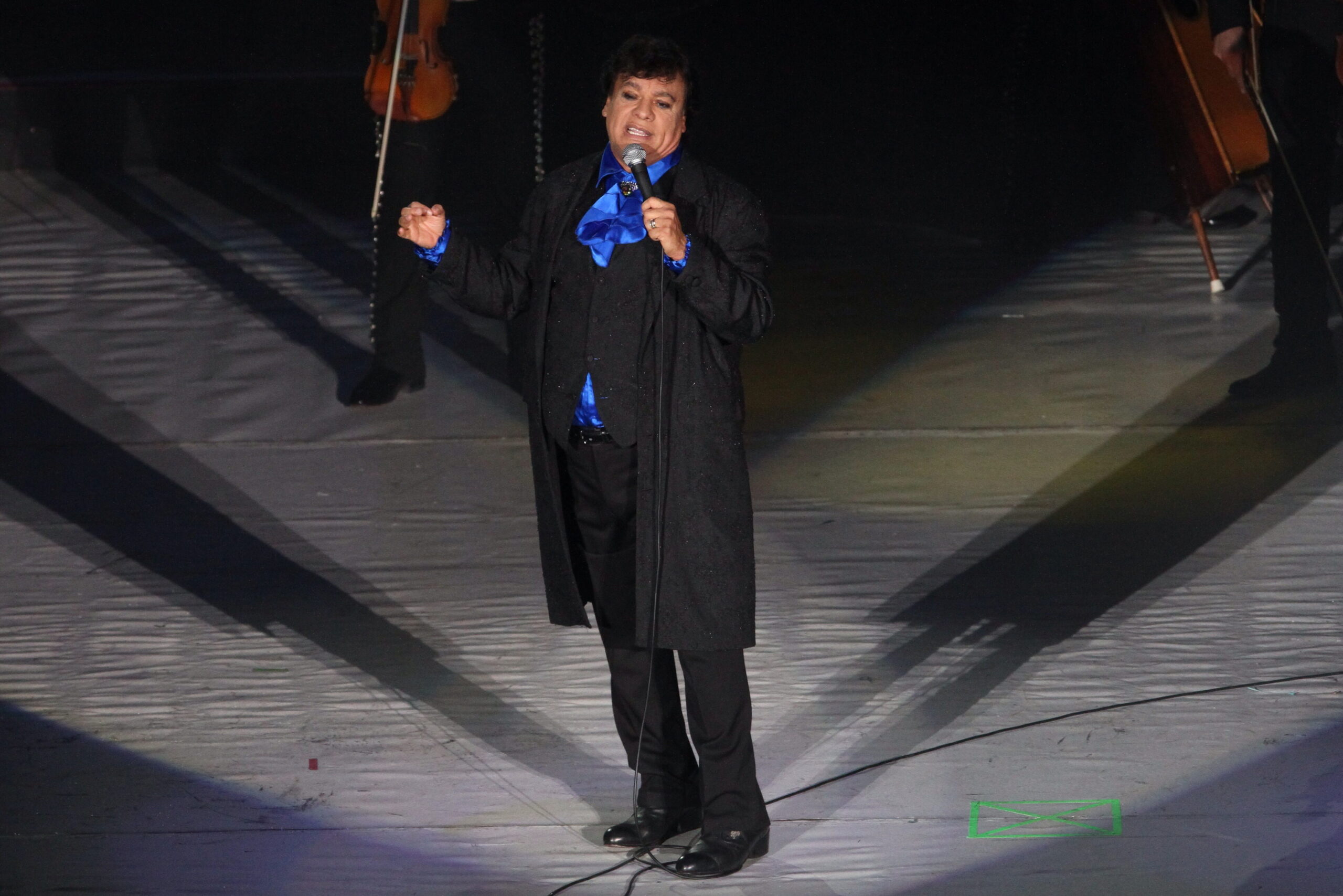 JUAN GABRIEL OFRECE UN ESPECTÁCULO LLENO DE ENERGÍA EN CIUDAD DE MÉXICO