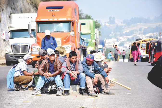 EN GUATEMALA: Bloqueadas rutas porcentenares de campesinos
