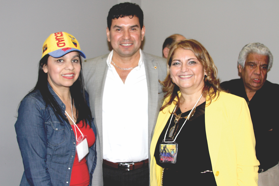 6- Dos de las organizadores con Jaime Cortés