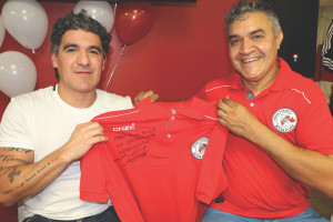4-Le dejó un regalo a su compatriota Luis Scola