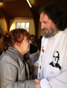 Nancy González, madre de Rodrigo, con el sacerdote anglicano Hernán Astudillo.