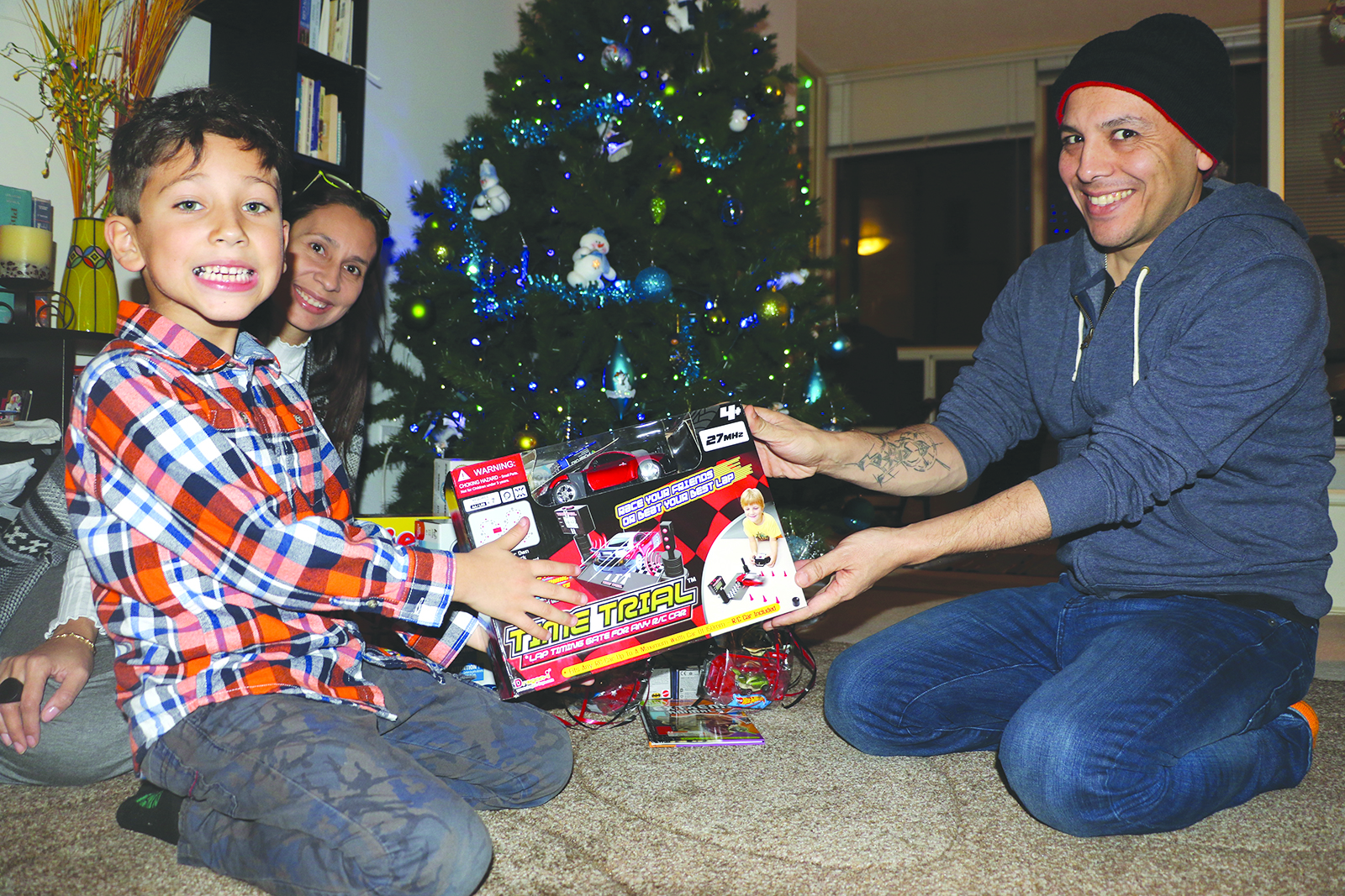 Un Santa de ocho años: Tomás dona sus regalos a otros niños