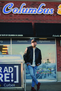 Veliz tiende a sus raíces más latinas.