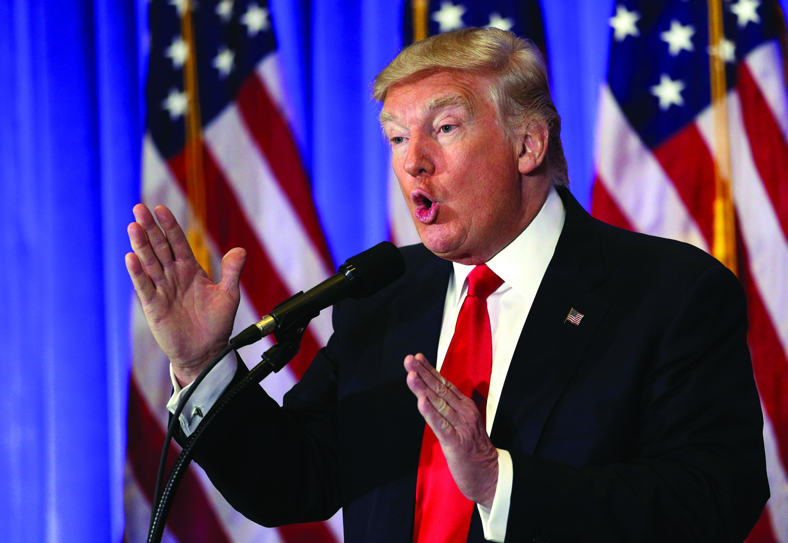 Trump niega vínculos con hackers e insiste en el muro con México