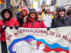Miles desfilaron, entre ellas centenares de mujeres latino-canadienses.