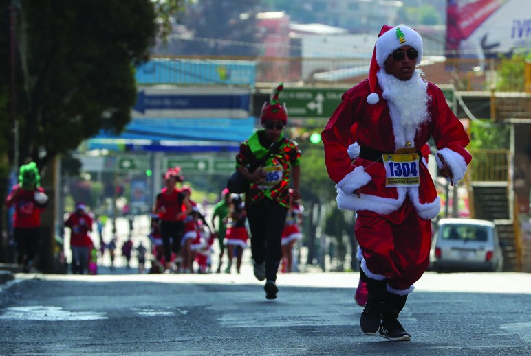 PAPÁS NOEL Y LOS RENOS CORREN EN LA PAZ