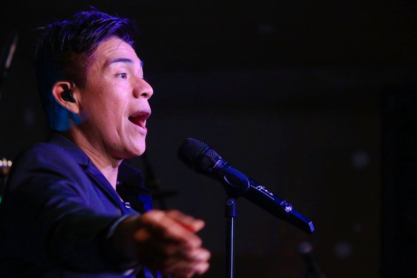Américo hizo cantar y bailar con su cumbia
