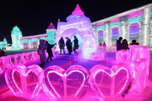 Inauguran el festival de Hielo de Harbin, famoso por sus colosales estatuas