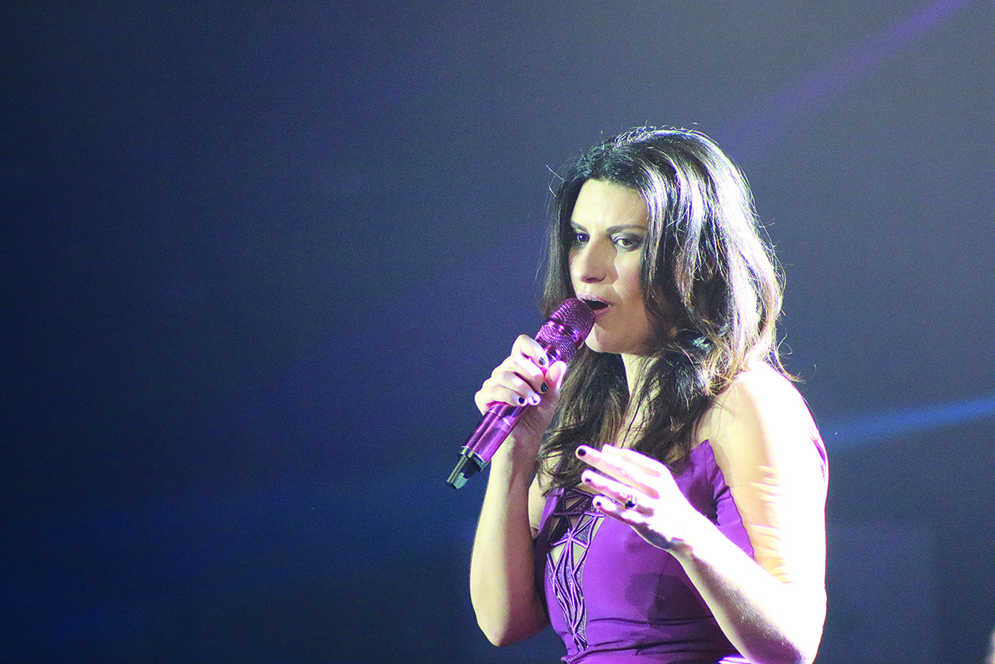 Pausini se atreve con el género urbano y tropical