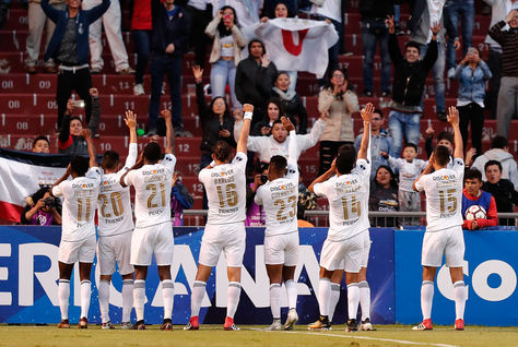 1-Celebrando con la hinchada EFE