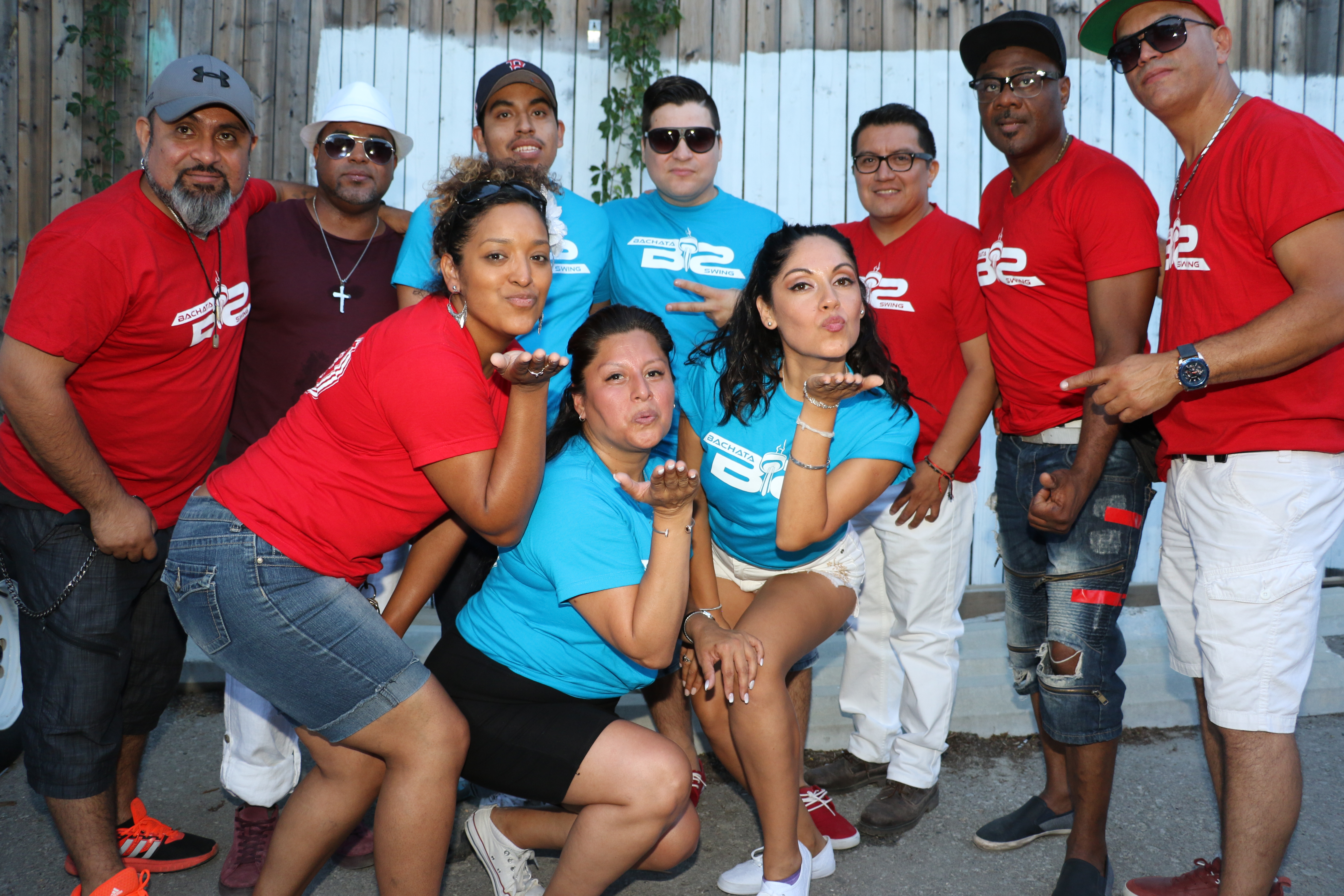 Bailarines y miembros de un grupo de bachata