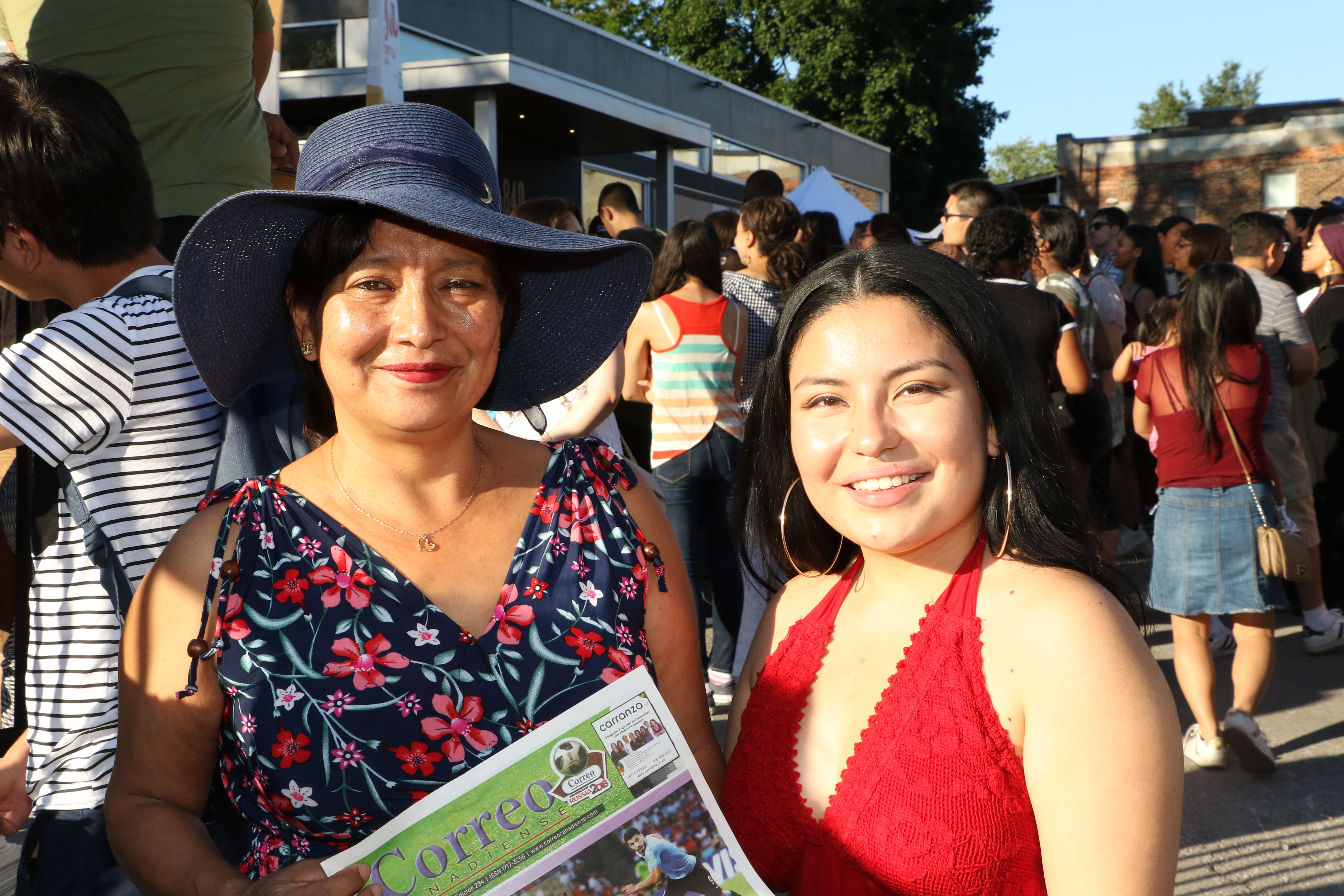La cantante Valerie, a la derecha, con su madre Mery Guevara