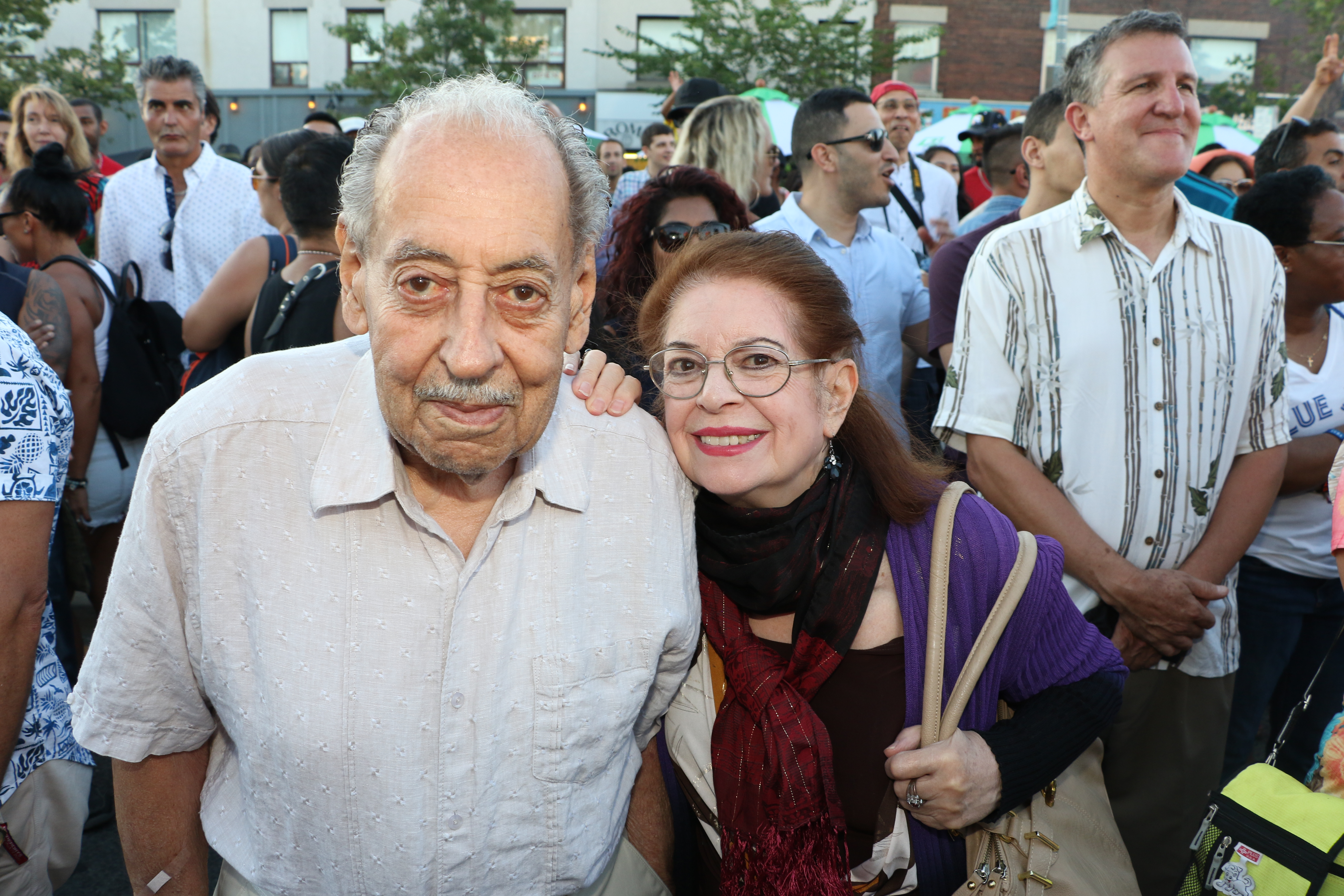 Los abuelos y abuelas disfrutaron de la música.