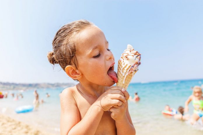 niños-comiendo-helado