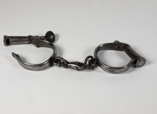 Louie Sam – Un adolescente en manos de una turba de agentes del progreso