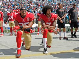 Un hombre con una rodilla en tierra y una NFL que -ahora sí- escucha