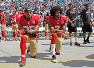 Un hombre con una rodilla en tierra y una NFL que -ahora sí- escucha