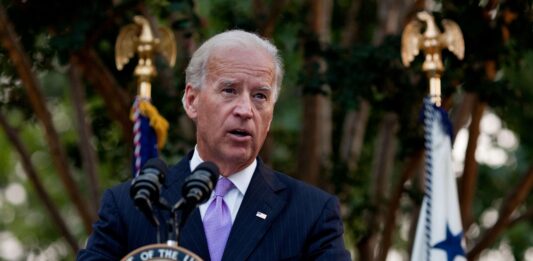 Biden contraataca en medio de la crisis migratoria en la frontera con México