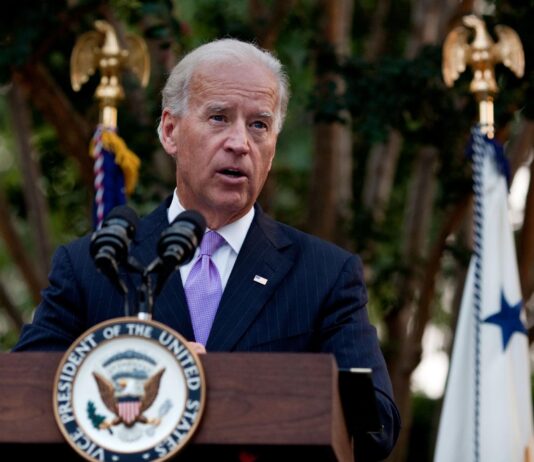 Biden contraataca en medio de la crisis migratoria en la frontera con México