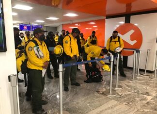 Bomberos mexicanos ayudan a apagar incendios forestales en Canadá