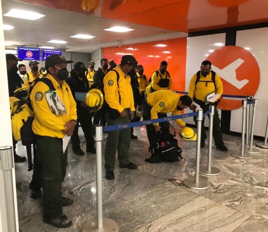 Bomberos mexicanos ayudan a apagar incendios forestales en Canadá