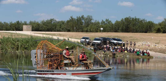 Dramática situación de migrantes en márgenes del río Bravo