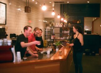 Se recuperan más de 90 000 empleos en Canadá