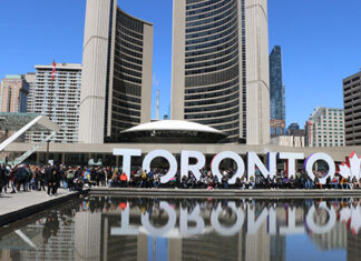 Toronto recibirá el 2022 con espectáculo de fuegos artificiales