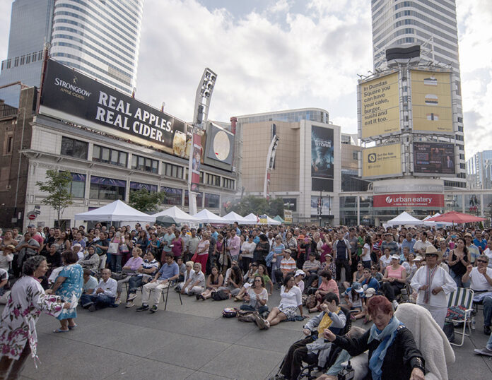 Multitud-en-Dundas-Square-Toronto-Canada-2-1